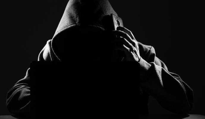 In beiden Fällen hätten die Betrüger ihre Opfer aufgefordert, Buchungen durchzuführen.