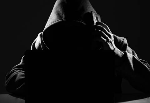 In beiden Fällen hätten die Betrüger ihre Opfer aufgefordert, Buchungen durchzuführen.