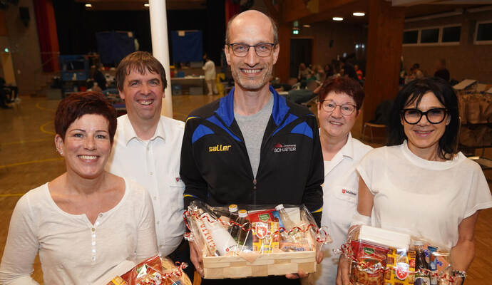 Simone Günther, Hubert Harr und Carmen Kauselmann (vorne, von links) erhalten ein Geschenk von den Kämpfelbacher Maltesern, vertreten durch Mathias Krumm und Martina Theurer. N. Roller