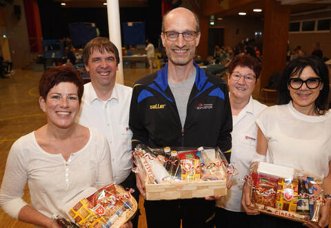 Simone Günther, Hubert Harr und Carmen Kauselmann (vorne, von links) erhalten ein Geschenk von den Kämpfelbacher Maltesern, vertreten durch Mathias Krumm und Martina Theurer. N. Roller