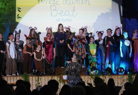 Zum großen Finale stehen alle Mitwirkenden auf der Bühne. Der große Chor hat sich daneben platziert. Nico Roller