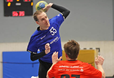 Der TV Ispringen mit Florian Rost (beim Wurf) hat wieder Chancen auf den Klassenerhalt in der Landesliga.