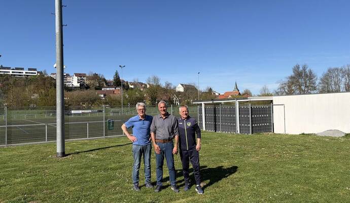 Die Phönix-Vorstände Karlheinz Mannhardt (links) und Gerd Thieme sowie Freie-Wähler-Stadtrat Ulrich Hagenbuch (Mitte) stehen auf der Fläche, auf der die neuen Kabinen entstehen sollen – die Baugenehmigung liegt vor, doch der Baustart lässt weiter auf sich warten.