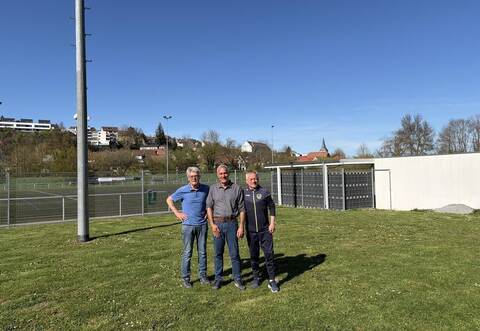 Die Phönix-Vorstände Karlheinz Mannhardt (links) und Gerd Thieme sowie Freie-Wähler-Stadtrat Ulrich Hagenbuch (Mitte) stehen auf der Fläche, auf der die neuen Kabinen entstehen sollen – die Baugenehmigung liegt vor, doch der Baustart lässt weiter auf sich warten.