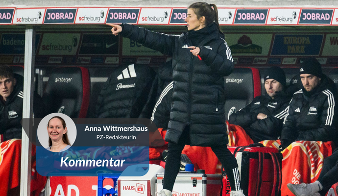 Zum ersten Mal in der Historie der Fußball-Bundesliga der Männer eine Frau als Trainerin an der Seitenlinie.