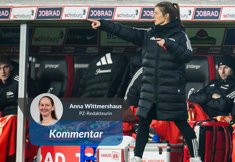 Zum ersten Mal in der Historie der Fußball-Bundesliga der Männer eine Frau als Trainerin an der Seitenlinie.