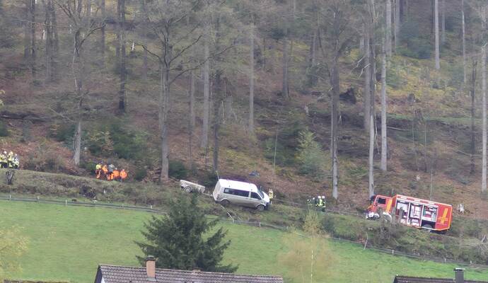 Der Transporter ist an einem Hang in Höfen abgerutscht.
