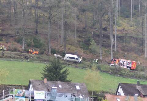 Der Transporter ist an einem Hang in Höfen abgerutscht.
