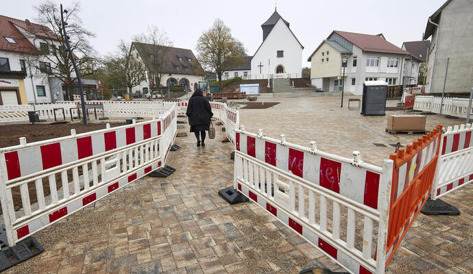 Die Neugestaltung des Friolzheimer Marktplatzes neígt sich dem Ende zu. Für die entstandenen Parkplätze soll es klare Regelungen