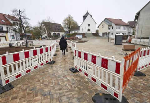 Die Neugestaltung des Friolzheimer Marktplatzes neígt sich dem Ende zu. Für die entstandenen Parkplätze soll es klare Regelungen