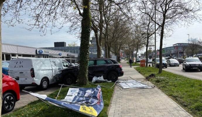Das Auto wurde durch den Zusammestoß auf ein parkendes Auto geschleudert.