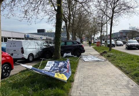Das Auto wurde durch den Zusammestoß auf ein parkendes Auto geschleudert.