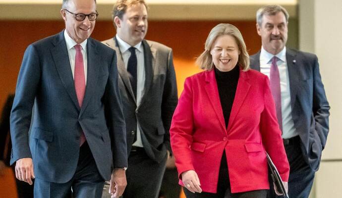 Friedrich Merz (CDU, von links), Lars Klingbeil, Bärbel Bas (beide SPD) und Markus Söder (CSU) zeigten sich mächtig stolz auf ihre geplanten Entlastungen. Viele Unternehmer können die Plänen jedoch nichts abgewinnen.