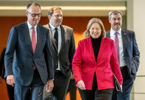 Friedrich Merz (CDU, von links), Lars Klingbeil, Bärbel Bas (beide SPD) und Markus Söder (CSU) zeigten sich mächtig stolz auf ihre geplanten Entlastungen. Viele Unternehmer können die Plänen jedoch nichts abgewinnen.