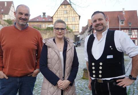 Der ehemalige Geschäftsführer der Kreishandwerkerschaft Matthias Morlock, seine Nachfolgerin Catarina Haberstroh und Obermeister Patrick Vester (von links) sehen die Zimmerer-Innung auf einem guten Weg.