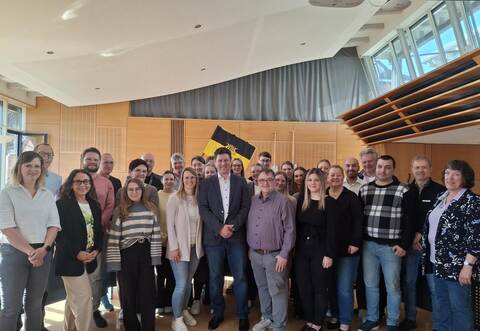 Mit dem Rathausteam in den ersten Arbeitstag gestartet ist der neue Schömberger Bürgermeister Matthias Stepan (Mitte).