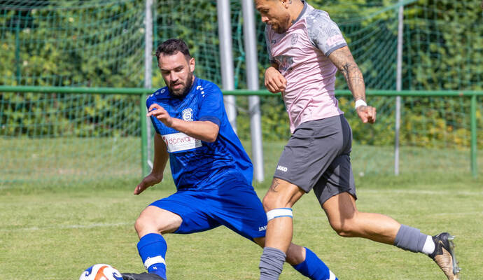 Holt der Neuhausener Kevin Sauter (links) zusammen mit seinem Team am Wochenende drei wichtige Punkte im Abstiegskampf? Im Heimspiel geht’s zur Sache, schließlich steht das Kellerduell gegen Wurmberg-Neubärental an.
