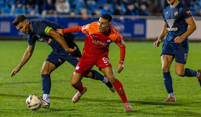 Hart umkämpft: Im Hinspiel lieferten sich der CfR mit Denis Gudzevic (links) und Tim Schwaiger (rechts) sowie der FC Nöttingen um Salvatore Catanzano ein torloses Duell.