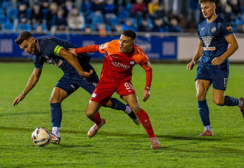 Hart umkämpft: Im Hinspiel lieferten sich der CfR mit Denis Gudzevic (links) und Tim Schwaiger (rechts) sowie der FC Nöttingen um Salvatore Catanzano ein torloses Duell.