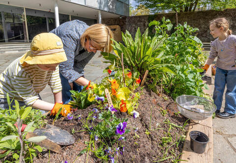 Jona (links) und Alexa (rechts) gärteln unter Anleitung von Museumspädagogin Barbara Freymark. Es sieht nach reicher Ernte aus, und davon können alle Besucher des Schmuckmuseums an diesem Freitag kosten – solange der Vorrat reicht.