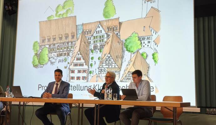 Bürgermeister Aaron Treut (links) bespricht mit Investor Wolfgang Scheidtweiler (Mitte) und Mitarbeiter David Seifert das Hotel- und Brauereiprojekt.