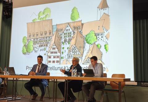 Bürgermeister Aaron Treut (links) bespricht mit Investor Wolfgang Scheidtweiler (Mitte) und Mitarbeiter David Seifert das Hotel- und Brauereiprojekt.