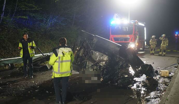 Autofahrer prallt gegen Brückenpfeiler und stirbt