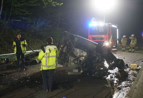 Autofahrer prallt gegen Brückenpfeiler und stirbt