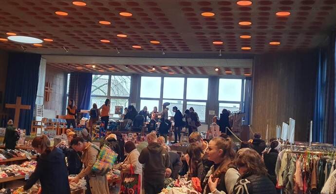 So umtriebig geht’s zu, wenn im Arlinger wieder Flohmarkt im Gemeindehaus der Matthäuskirche ist.