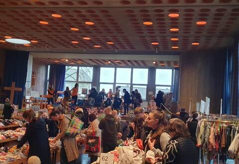 So umtriebig geht’s zu, wenn im Arlinger wieder Flohmarkt im Gemeindehaus der Matthäuskirche ist.
