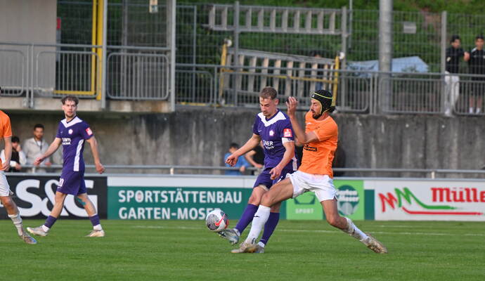 Heiß her geht es beim Derby zwischen dem FC Nöttingen und dem CfR Pforzheim.