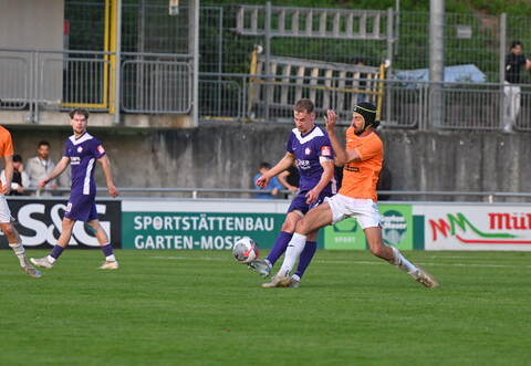 Heiß her geht es beim Derby zwischen dem FC Nöttingen und dem CfR Pforzheim.