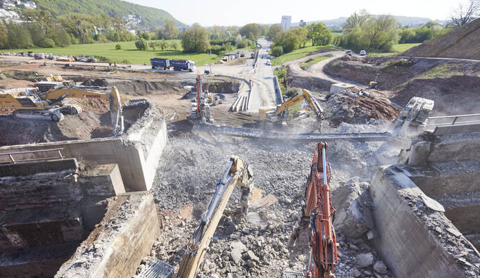 Für den Brückenabriss musste die B10 gesperrt werden. Seit Sonntagabend ist sie wieder frei.