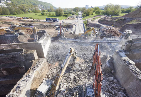 Für den Brückenabriss musste die B10 gesperrt werden. Seit Sonntagabend ist sie wieder frei.