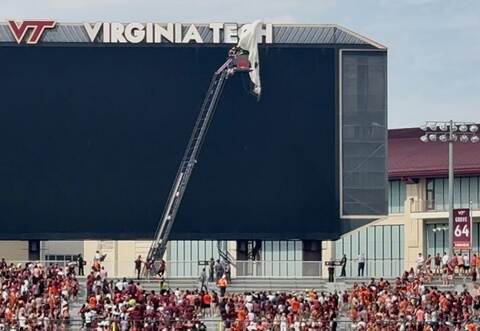 College Football: Fallschirmspringer prallt gegen Anzeigetafel