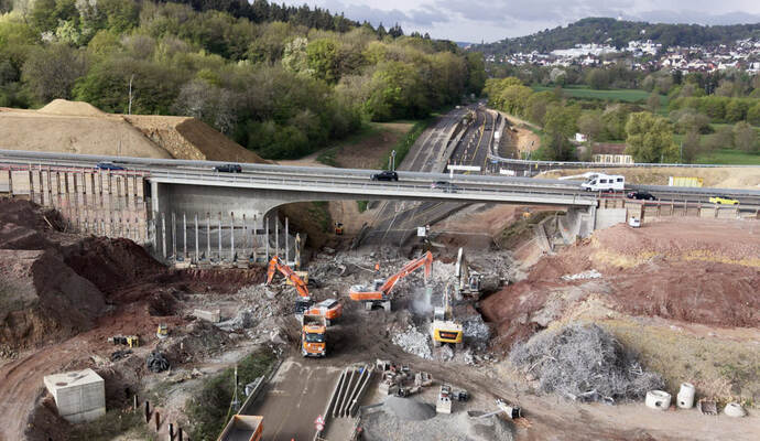 Bundesstraße B10-Sperrrung. Abriss der Behelfsbrücke und des bisher verbleiibenden Brückenteils Fahrtrichtung Karlsruhe.