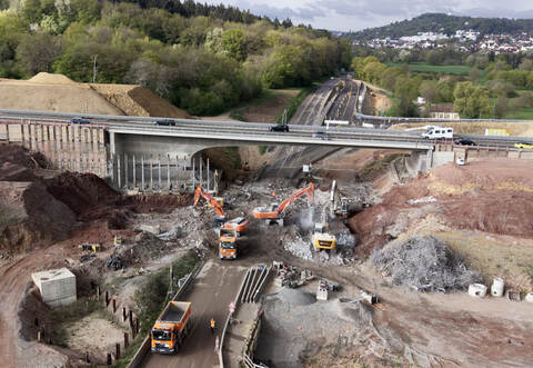 Bundesstraße B10-Sperrrung. Abriss der Behelfsbrücke und des bisher verbleiibenden Brückenteils Fahrtrichtung Karlsruhe.