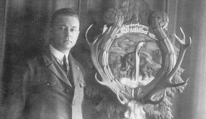 So präsentiert sich die Liederkranz-Vereinsstandarte von Karl Spingler aus dem Jahr 1926 noch heute als Wandschmuck beim Eingang zum Nebenraum der Gaststätte „Alte Linde“. Der Künstler hat sich mit seinem Werk ablichten lassen.