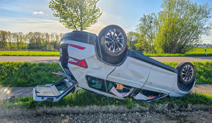 Auf einer Kreisstraße zwischen Dürrn und Kieselbronn hat sich am Sonntagabend ein Auto überschlagen.
