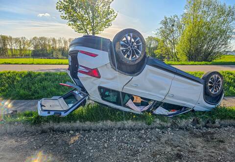 Auf einer Kreisstraße zwischen Dürrn und Kieselbronn hat sich am Sonntagabend ein Auto überschlagen.