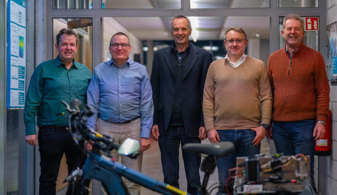 Wechsel am ISBT: Dekan Professor Ingolf Müller, Professor Stefan Hillenbrand, Professor Peter Kohmann, der neue Institutsleiter Professor Marcus Simon und der bisherige Institutsleiter Professor Jürgen Wrede freuen sich auf eine spannende Zukunft am „Institute for Smart Bicycle Technology“ (von links)..Tobias Schütz/Hochschule Pforzheim