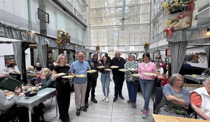 Mehr als 100 Gäste der Suppenküche und der Krebsberatungsstelle hat Frank Daudert (Dritter von rechts) in seinen Spargelbesen eingeladen. Angelika Eisele, Frank Johannes Lemke, Besucher Olaf, Anna-Maria Moldovan, Annelies Gensler und Susanne Knöller (von links) servieren Maultaschen mit Spargelsoße.