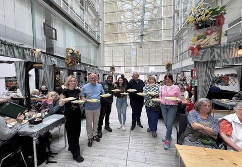 Mehr als 100 Gäste der Suppenküche und der Krebsberatungsstelle hat Frank Daudert (Dritter von rechts) in seinen Spargelbesen eingeladen. Angelika Eisele, Frank Johannes Lemke, Besucher Olaf, Anna-Maria Moldovan, Annelies Gensler und Susanne Knöller (von links) servieren Maultaschen mit Spargelsoße.