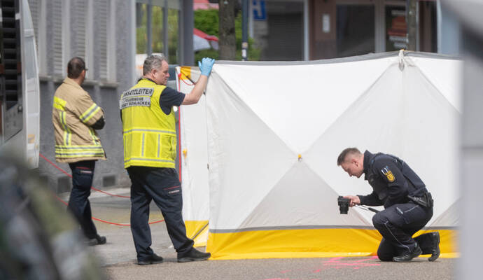 Beamte der Verkehrspolizei rekonstruieren am Unfallort in der Mühlacker Bahnhofstraße den Hergang des tödlichen Verkehrsunfalls.