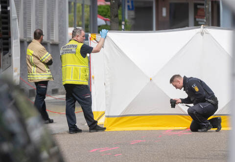 Beamte der Verkehrspolizei rekonstruieren am Unfallort in der Mühlacker Bahnhofstraße den Hergang des tödlichen Verkehrsunfalls.