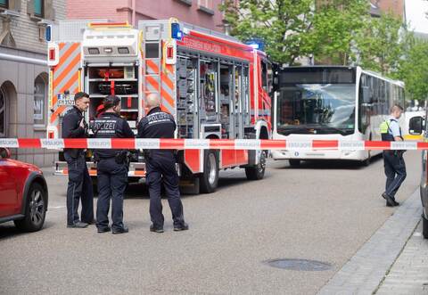 Nach dem tödlichen Unfall in der Mühlacker Bahnhofstraße stehen ein Linienbus sowie Einsatzkräfte von Polizei und Rettungsdienst am Unfallort. Die Ermittlungen zum genauen Hergang laufen.