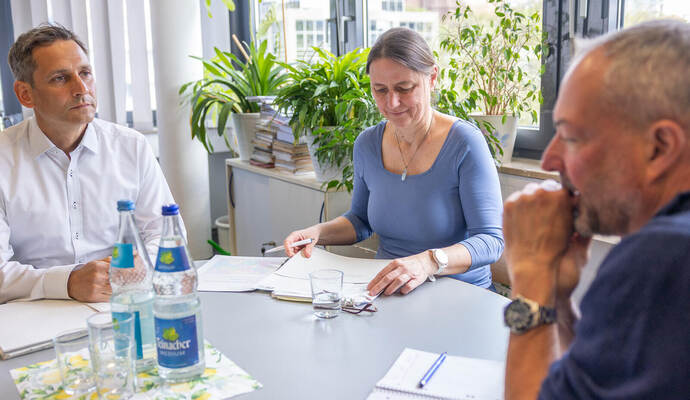 Jugend- und Sozialamtsleiter Joachim Hülsmann und Kita-Abteilungsleiterin Cornelia Wolff im Gespräch mit PZ-Redakteur Marek Klimanski (von links).