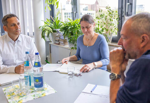 Jugend- und Sozialamtsleiter Joachim Hülsmann und Kita-Abteilungsleiterin Cornelia Wolff im Gespräch mit PZ-Redakteur Marek Klimanski (von links).