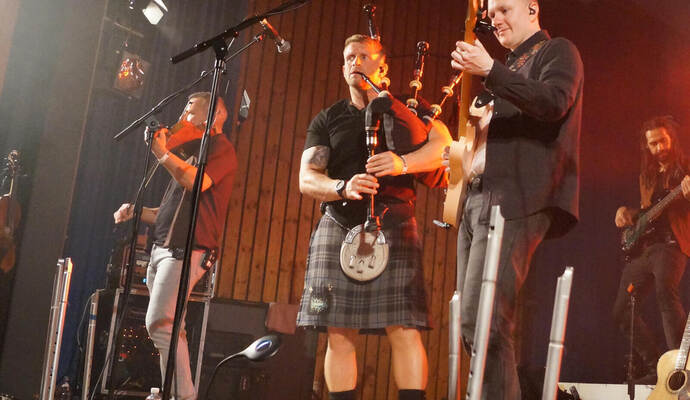 Mit Dudelsack und Kilt auf der Bühne: Die Band „Skerryvore“ begeistert die Zuhörer bei den Irish-Folk-Nights.