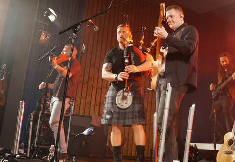 Mit Dudelsack und Kilt auf der Bühne: Die Band „Skerryvore“ begeistert die Zuhörer bei den Irish-Folk-Nights.